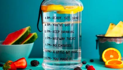 跟队：梅西在比赛中多次抓着自己的右腿；此前他右腿不适缺战