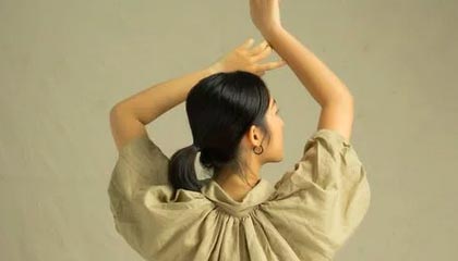 跟队：梅西在比赛中多次抓着自己的右腿；此前他右腿不适缺战